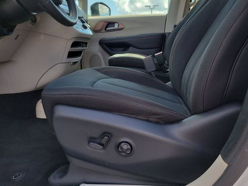Used 2017 Chrysler Pacifica LX w/ Tire & Wheel Group FWD image 19