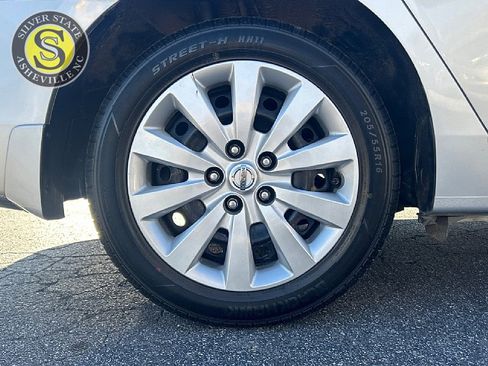 Used 2015 Nissan Sentra S image 9