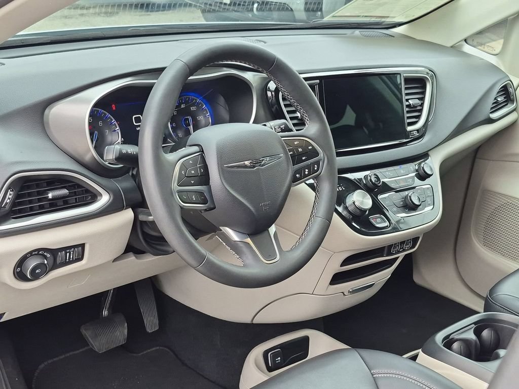 Used 2023 Chrysler Pacifica Touring-L FWD image 2