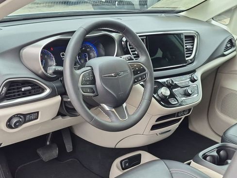Used 2023 Chrysler Pacifica Touring-L FWD image 2