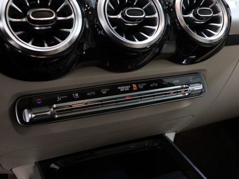 Used 2022 Mercedes-Benz GLB 250 4MATIC image 24