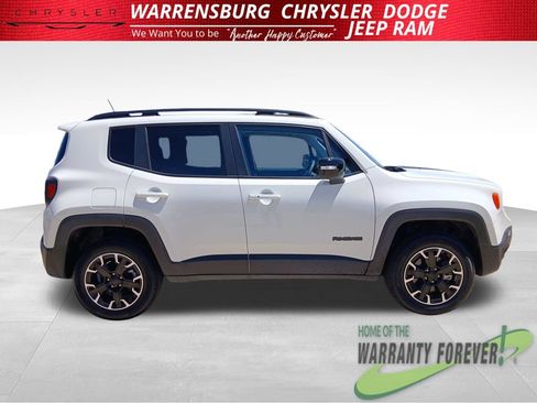 Used 2023 Jeep Renegade Latitude AWD/4WD image 3