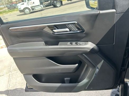 Used 2025 Chevrolet Suburban Z71 AWD/4WD image 10