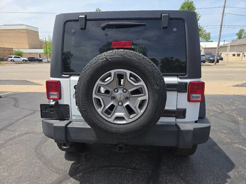 Used 2015 Jeep Wrangler Unlimited Rubicon w/ Connectivity Group AWD/4WD image 7