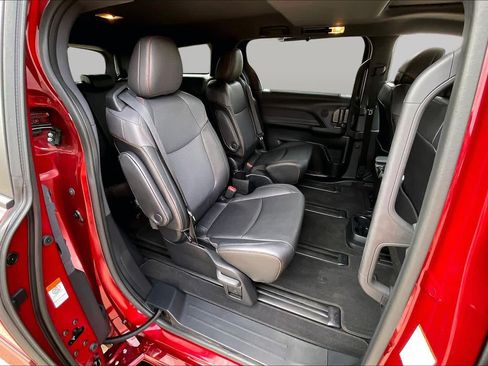 Used 2023 Toyota Sienna XSE FWD image 19