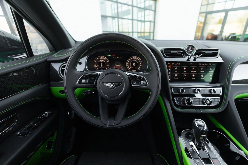 Used 2025 Bentley Bentayga AWD/4WD image 28