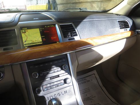 Used 2009 Lincoln MKS AWD image 19