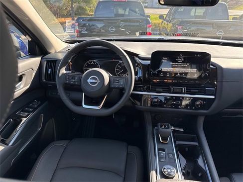 New 2025 Nissan Pathfinder SL image 19