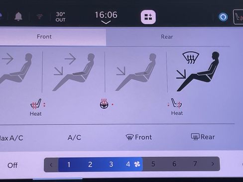 Used 2022 Chrysler Voyager LX image 29