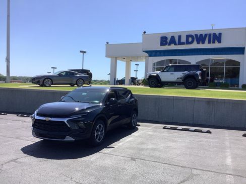 Used 2023 Chevrolet Blazer LT w/ Convenience Package FWD image 3