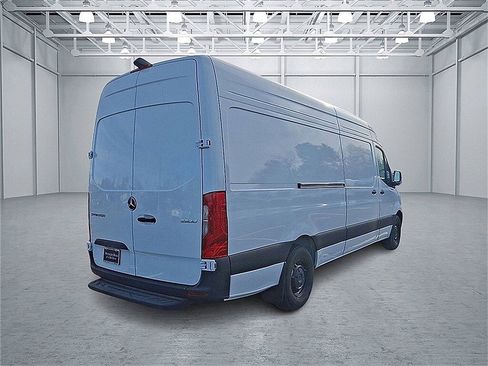 Used 2024 Mercedes-Benz Sprinter 2500 image 4