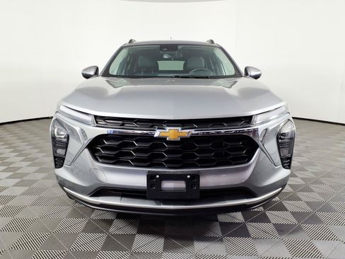 Used 2025 Chevrolet Trax LT w/ Driver Confidence Package FWD image 2