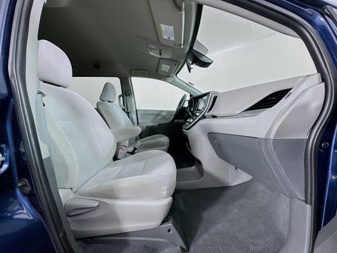 Certified 2020 Toyota Sienna L FWD image 28