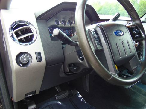 Used 2011 Ford F250 Lariat w/ Lariat Interior Pkg AWD/4WD image 18