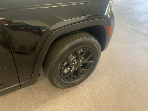 New 2025 Jeep Grand Cherokee Altitude image 19