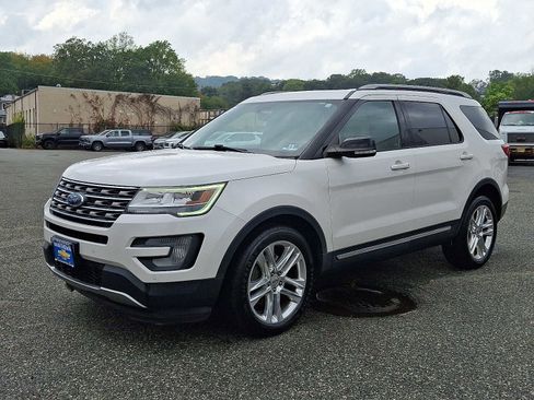 Used 2017 Ford Explorer XLT w/ Equipment Group 202A image 3