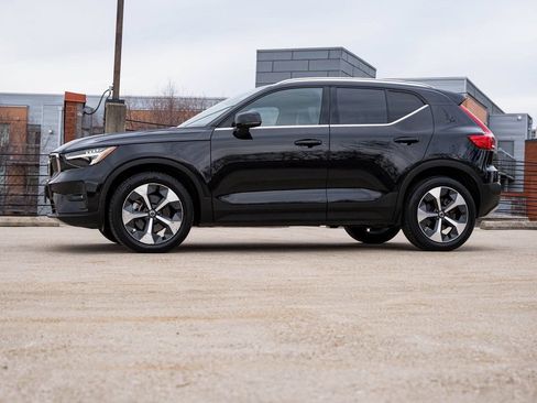 Used 2023 Volvo XC40 B5 Plus w/ Driver Assist Package AWD/4WD image 3
