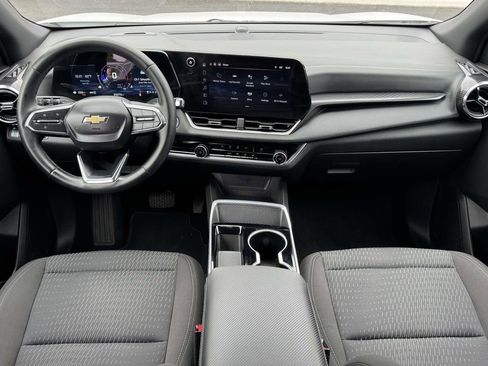 Used 2025 Chevrolet Equinox LT AWD/4WD image 2