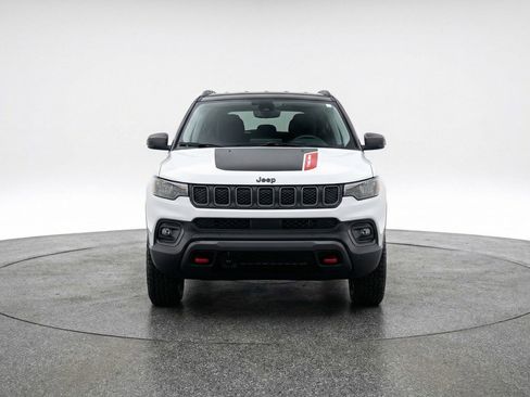 Used 2025 Jeep Compass Trailhawk AWD/4WD image 2