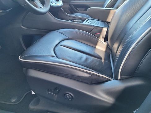 Certified 2025 Chrysler Pacifica Limited image 15