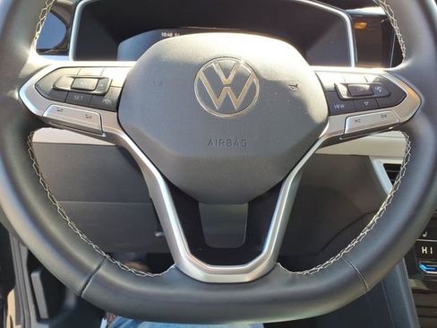 Used 2025 Volkswagen Taos SE image 16