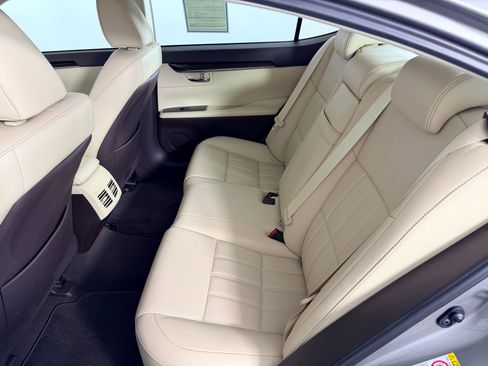 Used 2018 Lexus ES 350 w/ Luxury Package w/Wood Trim FWD image 12