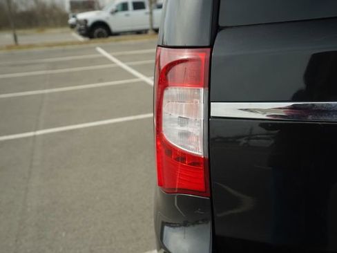 Used 2013 Chrysler Town & Country Touring-L w/ Driver Convenience Group image 39