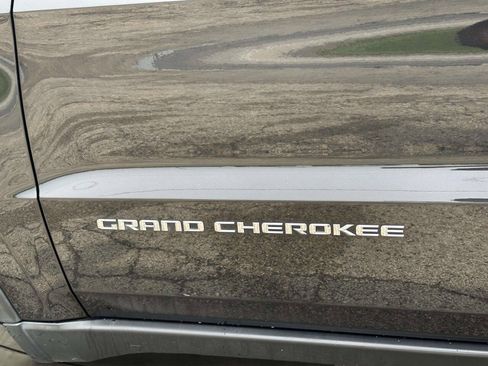 Used 2016 Jeep Grand Cherokee Limited AWD/4WD image 11