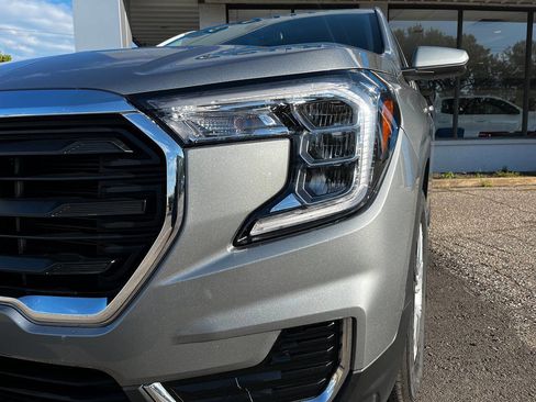 Used 2024 GMC Terrain SLE image 9