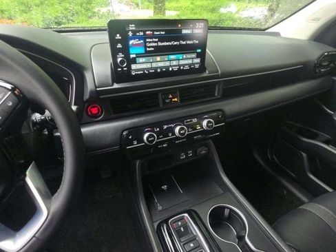 Used 2025 Honda Pilot Touring image 8