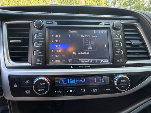 Used 2018 Toyota Highlander Limited FWD image 27