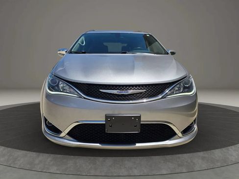 Used 2018 Chrysler Pacifica Limited FWD image 2