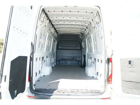 Used 2021 Mercedes-Benz Sprinter 2500 image 9