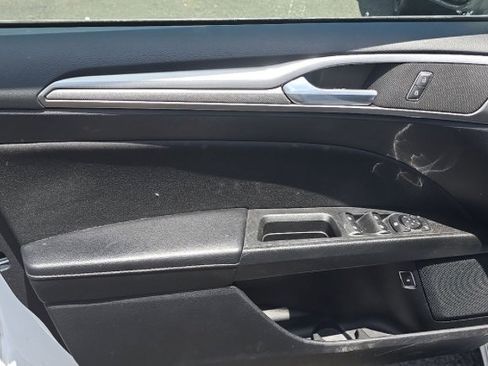 Used 2019 Ford Fusion SE FWD image 9