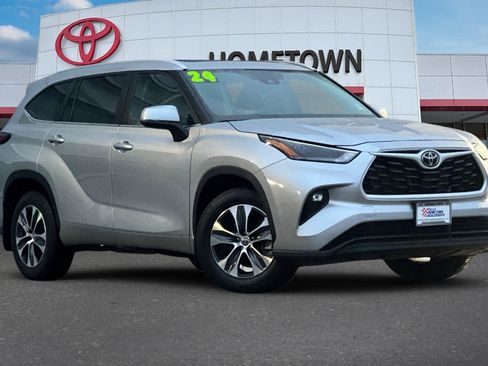Used 2024 Toyota Highlander XLE image 2