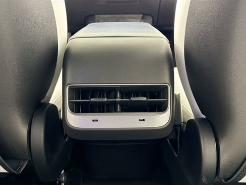 Used 2022 Tesla Model Y Long Range image 27