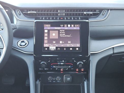 Used 2025 Jeep Grand Cherokee Altitude image 15