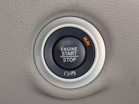 Used 2024 Chrysler Pacifica Limited FWD image 33