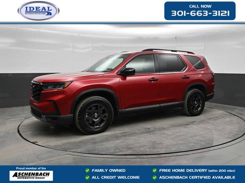 Used 2025 Honda Pilot TrailSport image 1