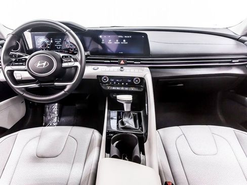 Used 2025 Hyundai Elantra Limited image 18