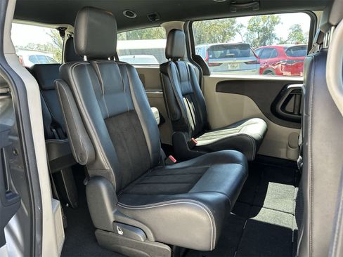 Used 2017 Dodge Grand Caravan SXT image 13