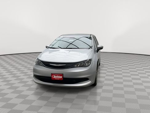 Used 2023 Chrysler Voyager LX image 33