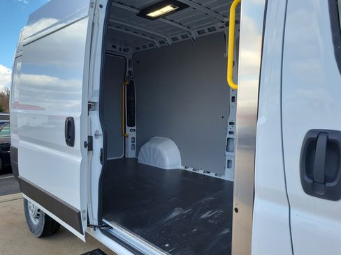 Used 2025 RAM ProMaster 2500 w/ Convenience Group image 16