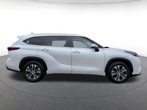 Used 2024 Toyota Highlander XLE FWD image 7
