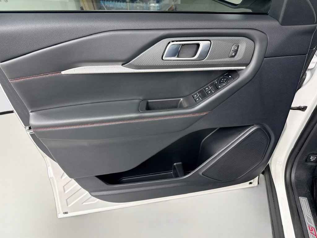 Used 2025 Ford Explorer ST-Line RWD image 18