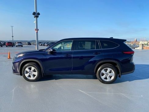 Used 2022 Toyota Highlander LE AWD/4WD image 5