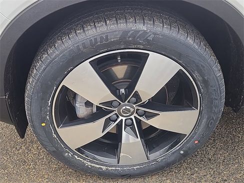 Used 2020 Volvo XC40 T5 Momentum w/ Protection Package Premier image 7