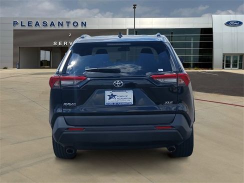 Used 2021 Toyota RAV4 XLE Premium image 4