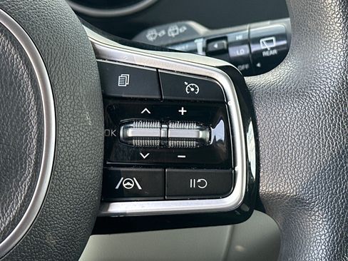 Used 2023 Kia Carnival LX FWD image 13