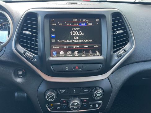 Used 2017 Jeep Cherokee Latitude w/ Comfort/Convenience Group AWD/4WD image 13